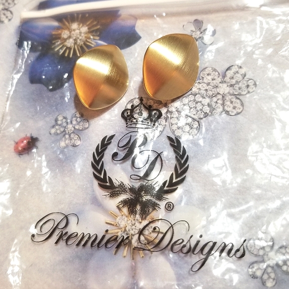 NEW Premier Designs Classic Brushed Gold Clip on Earrings - Picture 4 of 6